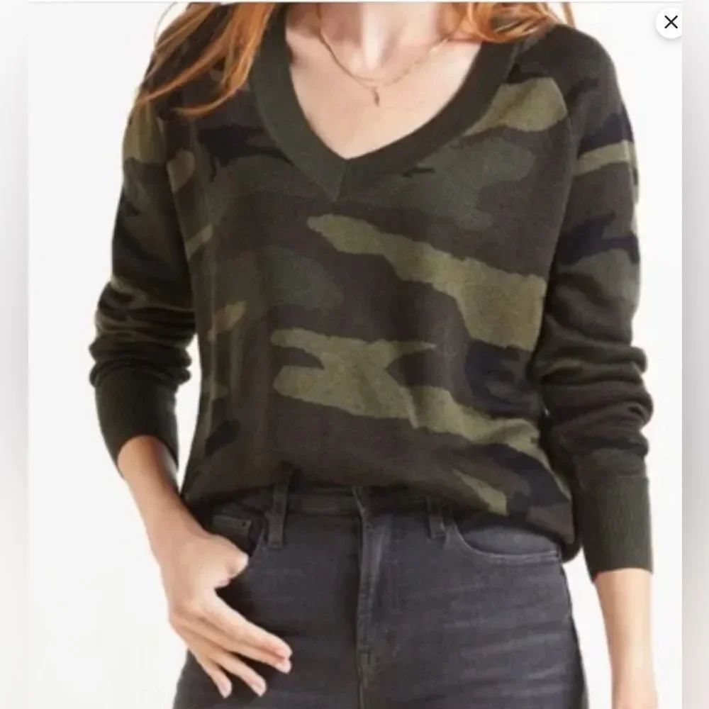 John + Jenn V-neck Fitz Green Camo Sweater S/P